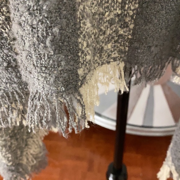 Poncho - Picture 4 of 5